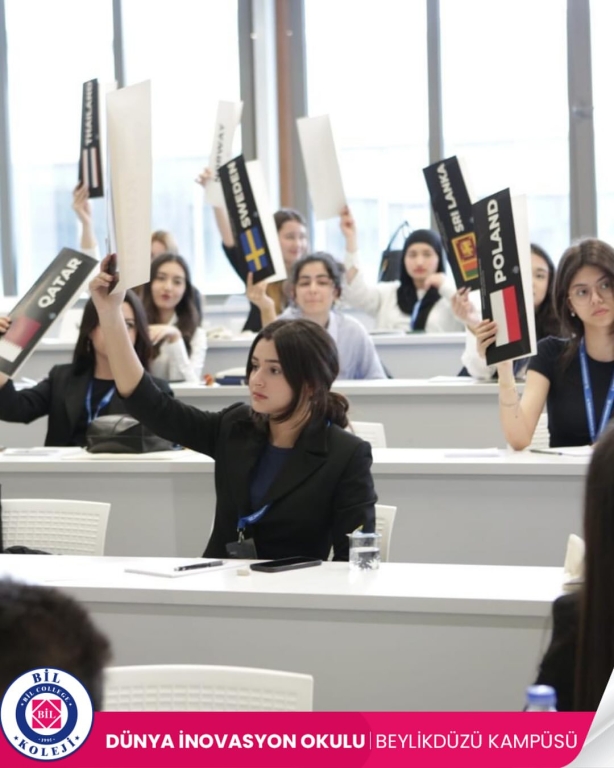 Bil Koleji lise öğrencilerimiz, MARMARAMUN 2025 konferansına katılarak hem okulumuzu başarıyla temsil ettiler hem de 1 ödülle döndüler! Toplum önünde konuşma, müzakere ve liderlik becerilerini geliştirerek kendilerine değerli katkılar sağladılar. Öğrencilerimizi yürekten tebrik ediyor, başarılarının devamını diliyoruz!