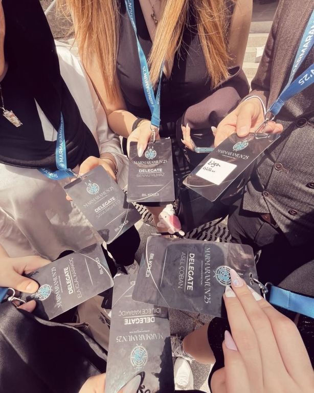 Bil Koleji lise öğrencilerimiz, MARMARAMUN 2025 konferansına katılarak hem okulumuzu başarıyla temsil ettiler hem de 1 ödülle döndüler! Toplum önünde konuşma, müzakere ve liderlik becerilerini geliştirerek kendilerine değerli katkılar sağladılar. Öğrencilerimizi yürekten tebrik ediyor, başarılarının devamını diliyoruz! görseli 5