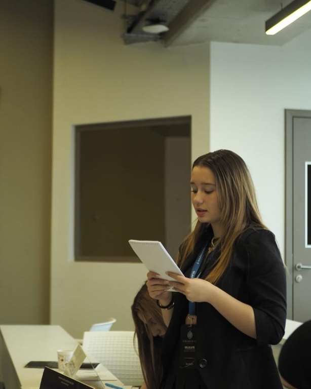 Bil Koleji lise öğrencilerimiz, MARMARAMUN 2025 konferansına katılarak hem okulumuzu başarıyla temsil ettiler hem de 1 ödülle döndüler! Toplum önünde konuşma, müzakere ve liderlik becerilerini geliştirerek kendilerine değerli katkılar sağladılar. Öğrencilerimizi yürekten tebrik ediyor, başarılarının devamını diliyoruz! görseli 6