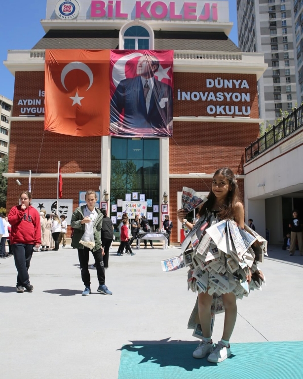 Bilimle Dolu Bir Gün! Ortaokul öğrencilerimizle gerçekleştirdiğimiz bilim şenliğinde; deneyler, matematik etkinlikleri, geri dönüşüm defilesi ve Türkçe kelime çarklarıyla dolu dolu bir gün geçirdik. Öğrencilerimizin merakı ve yaratıcılığıyla bilim, eğlenceyle buluştu. Geleceğin bilim insanları, matematikçileri ve çevre dostları burada yetişiyor! #BilimŞenliği #OrtaokulEtkinlikleri #STEM #GeriDönüşüm #KelimeOyunu #EğitimleGeleceğe #BilimleBüyüyoruz görseli 2