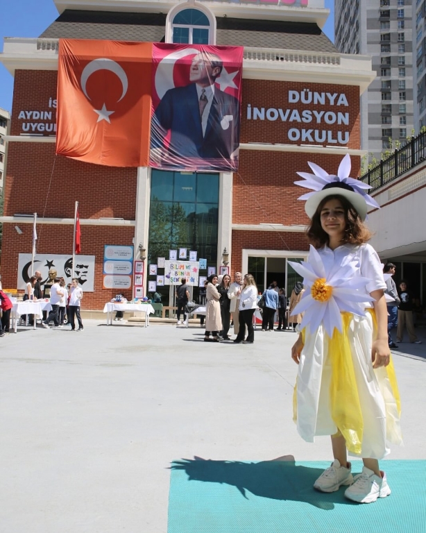 Bilimle Dolu Bir Gün! Ortaokul öğrencilerimizle gerçekleştirdiğimiz bilim şenliğinde; deneyler, matematik etkinlikleri, geri dönüşüm defilesi ve Türkçe kelime çarklarıyla dolu dolu bir gün geçirdik. Öğrencilerimizin merakı ve yaratıcılığıyla bilim, eğlenceyle buluştu. Geleceğin bilim insanları, matematikçileri ve çevre dostları burada yetişiyor! #BilimŞenliği #OrtaokulEtkinlikleri #STEM #GeriDönüşüm #KelimeOyunu #EğitimleGeleceğe #BilimleBüyüyoruz görseli 4