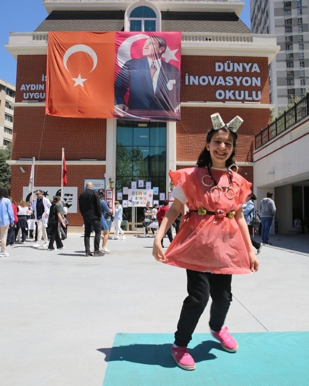Bilimle Dolu Bir Gün! Ortaokul öğrencilerimizle gerçekleştirdiğimiz bilim şenliğinde; deneyler, matematik etkinlikleri, geri dönüşüm defilesi ve Türkçe kelime çarklarıyla dolu dolu bir gün geçirdik. Öğrencilerimizin merakı ve yaratıcılığıyla bilim, eğlenceyle buluştu. Geleceğin bilim insanları, matematikçileri ve çevre dostları burada yetişiyor! #BilimŞenliği #OrtaokulEtkinlikleri #STEM #GeriDönüşüm #KelimeOyunu #EğitimleGeleceğe #BilimleBüyüyoruz görseli 5