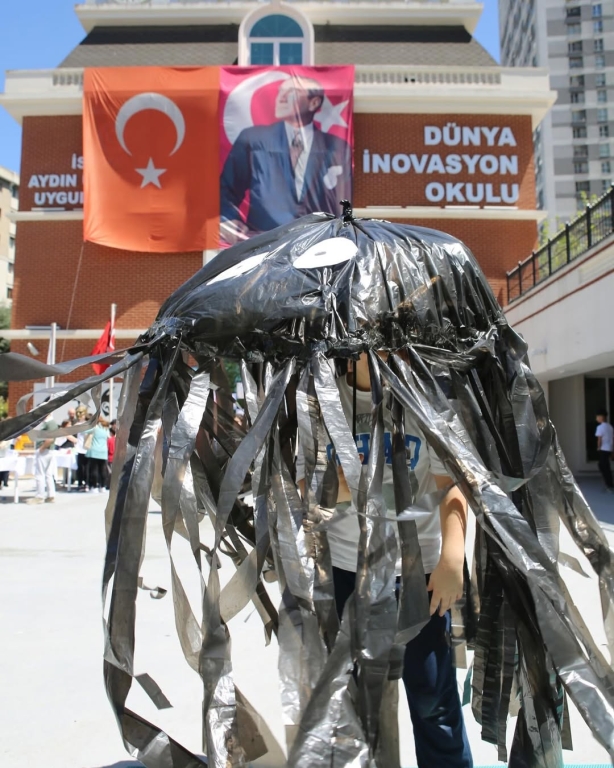 Bilimle Dolu Bir Gün! Ortaokul öğrencilerimizle gerçekleştirdiğimiz bilim şenliğinde; deneyler, matematik etkinlikleri, geri dönüşüm defilesi ve Türkçe kelime çarklarıyla dolu dolu bir gün geçirdik. Öğrencilerimizin merakı ve yaratıcılığıyla bilim, eğlenceyle buluştu. Geleceğin bilim insanları, matematikçileri ve çevre dostları burada yetişiyor! #BilimŞenliği #OrtaokulEtkinlikleri #STEM #GeriDönüşüm #KelimeOyunu #EğitimleGeleceğe #BilimleBüyüyoruz görseli 7