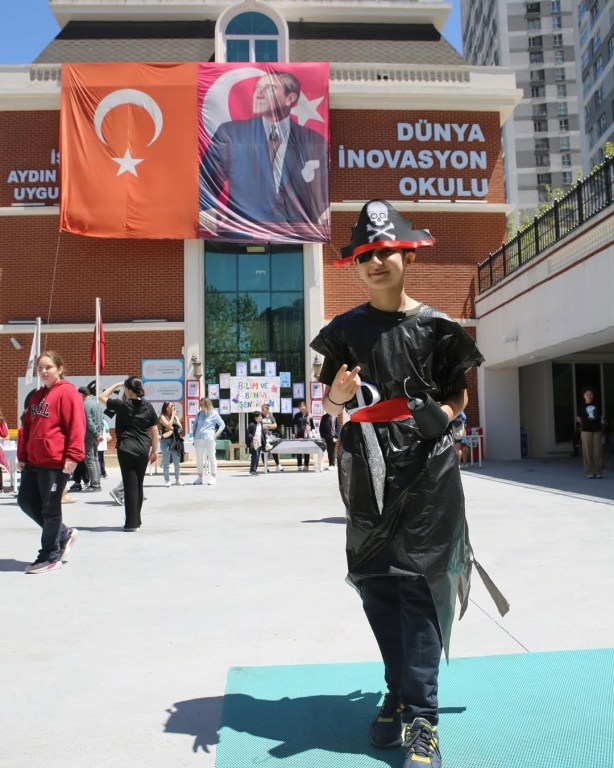 Bilimle Dolu Bir Gün! Ortaokul öğrencilerimizle gerçekleştirdiğimiz bilim şenliğinde; deneyler, matematik etkinlikleri, geri dönüşüm defilesi ve Türkçe kelime çarklarıyla dolu dolu bir gün geçirdik. Öğrencilerimizin merakı ve yaratıcılığıyla bilim, eğlenceyle buluştu. Geleceğin bilim insanları, matematikçileri ve çevre dostları burada yetişiyor! #BilimŞenliği #OrtaokulEtkinlikleri #STEM #GeriDönüşüm #KelimeOyunu #EğitimleGeleceğe #BilimleBüyüyoruz görseli 8