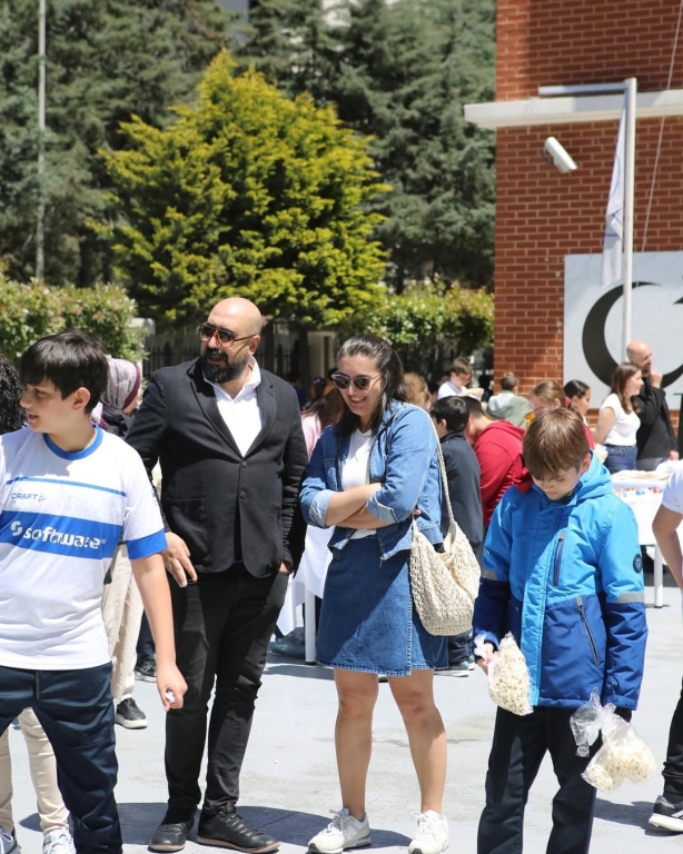 Bilimle Dolu Bir Gün! Ortaokul öğrencilerimizle gerçekleştirdiğimiz bilim şenliğinde; deneyler, matematik etkinlikleri, geri dönüşüm defilesi ve Türkçe kelime çarklarıyla dolu dolu bir gün geçirdik. Öğrencilerimizin merakı ve yaratıcılığıyla bilim, eğlenceyle buluştu. Geleceğin bilim insanları, matematikçileri ve çevre dostları burada yetişiyor! #BilimŞenliği #OrtaokulEtkinlikleri #STEM #GeriDönüşüm #KelimeOyunu #EğitimleGeleceğe #BilimleBüyüyoruz görseli 9