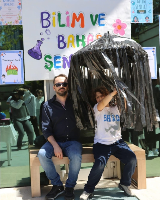 Bilimle Dolu Bir Gün! Ortaokul öğrencilerimizle gerçekleştirdiğimiz bilim şenliğinde; deneyler, matematik etkinlikleri, geri dönüşüm defilesi ve Türkçe kelime çarklarıyla dolu dolu bir gün geçirdik. Öğrencilerimizin merakı ve yaratıcılığıyla bilim, eğlenceyle buluştu. Geleceğin bilim insanları, matematikçileri ve çevre dostları burada yetişiyor! #BilimŞenliği #OrtaokulEtkinlikleri #STEM #GeriDönüşüm #KelimeOyunu #EğitimleGeleceğe #BilimleBüyüyoruz görseli 10