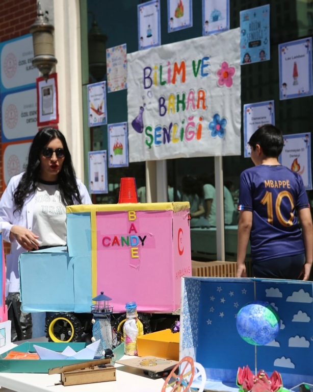 Bilimle Dolu Bir Gün! Ortaokul öğrencilerimizle gerçekleştirdiğimiz bilim şenliğinde; deneyler, matematik etkinlikleri, geri dönüşüm defilesi ve Türkçe kelime çarklarıyla dolu dolu bir gün geçirdik. Öğrencilerimizin merakı ve yaratıcılığıyla bilim, eğlenceyle buluştu. Geleceğin bilim insanları, matematikçileri ve çevre dostları burada yetişiyor! #BilimŞenliği #OrtaokulEtkinlikleri #STEM #GeriDönüşüm #KelimeOyunu #EğitimleGeleceğe #BilimleBüyüyoruz görseli 15