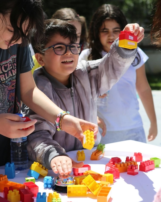 Bilimle Dolu Bir Gün! Ortaokul öğrencilerimizle gerçekleştirdiğimiz bilim şenliğinde; deneyler, matematik etkinlikleri, geri dönüşüm defilesi ve Türkçe kelime çarklarıyla dolu dolu bir gün geçirdik. Öğrencilerimizin merakı ve yaratıcılığıyla bilim, eğlenceyle buluştu. Geleceğin bilim insanları, matematikçileri ve çevre dostları burada yetişiyor! #BilimŞenliği #OrtaokulEtkinlikleri #STEM #GeriDönüşüm #KelimeOyunu #EğitimleGeleceğe #BilimleBüyüyoruz görseli 16