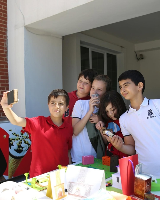 Bilimle Dolu Bir Gün! Ortaokul öğrencilerimizle gerçekleştirdiğimiz bilim şenliğinde; deneyler, matematik etkinlikleri, geri dönüşüm defilesi ve Türkçe kelime çarklarıyla dolu dolu bir gün geçirdik. Öğrencilerimizin merakı ve yaratıcılığıyla bilim, eğlenceyle buluştu. Geleceğin bilim insanları, matematikçileri ve çevre dostları burada yetişiyor! #BilimŞenliği #OrtaokulEtkinlikleri #STEM #GeriDönüşüm #KelimeOyunu #EğitimleGeleceğe #BilimleBüyüyoruz görseli 17