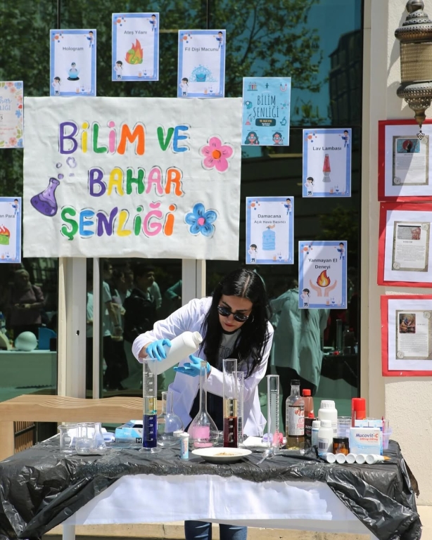 Bilimle Dolu Bir Gün! Ortaokul öğrencilerimizle gerçekleştirdiğimiz bilim şenliğinde; deneyler, matematik etkinlikleri, geri dönüşüm defilesi ve Türkçe kelime çarklarıyla dolu dolu bir gün geçirdik. Öğrencilerimizin merakı ve yaratıcılığıyla bilim, eğlenceyle buluştu. Geleceğin bilim insanları, matematikçileri ve çevre dostları burada yetişiyor! #BilimŞenliği #OrtaokulEtkinlikleri #STEM #GeriDönüşüm #KelimeOyunu #EğitimleGeleceğe #BilimleBüyüyoruz görseli 19