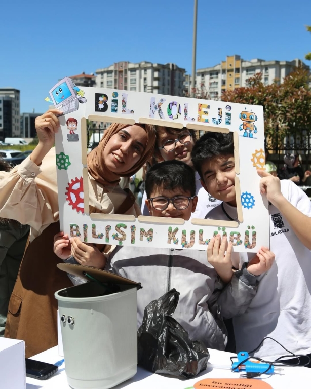 Bilimle Dolu Bir Gün! Ortaokul öğrencilerimizle gerçekleştirdiğimiz bilim şenliğinde; deneyler, matematik etkinlikleri, geri dönüşüm defilesi ve Türkçe kelime çarklarıyla dolu dolu bir gün geçirdik. Öğrencilerimizin merakı ve yaratıcılığıyla bilim, eğlenceyle buluştu. Geleceğin bilim insanları, matematikçileri ve çevre dostları burada yetişiyor! #BilimŞenliği #OrtaokulEtkinlikleri #STEM #GeriDönüşüm #KelimeOyunu #EğitimleGeleceğe #BilimleBüyüyoruz görseli 23