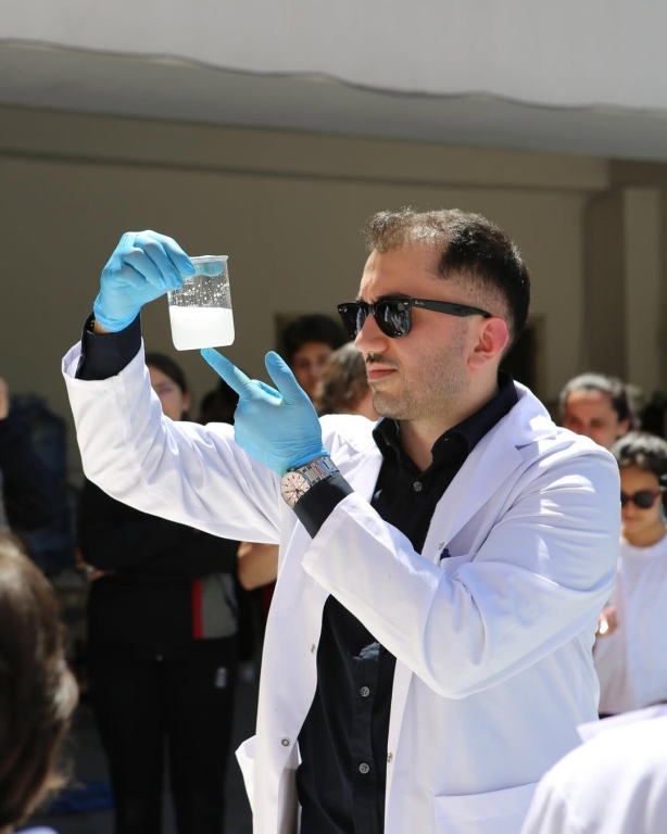 Bilimle Dolu Bir Gün! Ortaokul öğrencilerimizle gerçekleştirdiğimiz bilim şenliğinde; deneyler, matematik etkinlikleri, geri dönüşüm defilesi ve Türkçe kelime çarklarıyla dolu dolu bir gün geçirdik. Öğrencilerimizin merakı ve yaratıcılığıyla bilim, eğlenceyle buluştu. Geleceğin bilim insanları, matematikçileri ve çevre dostları burada yetişiyor! #BilimŞenliği #OrtaokulEtkinlikleri #STEM #GeriDönüşüm #KelimeOyunu #EğitimleGeleceğe #BilimleBüyüyoruz görseli 24