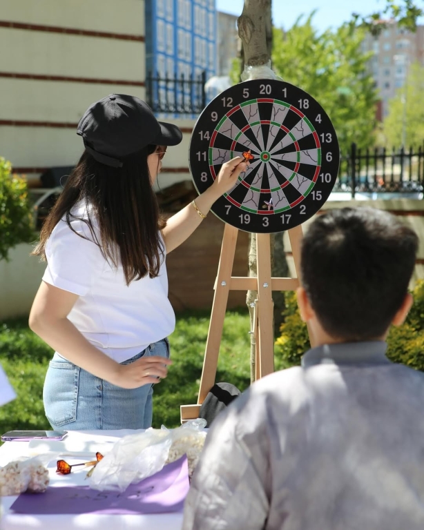 Bilimle Dolu Bir Gün! Ortaokul öğrencilerimizle gerçekleştirdiğimiz bilim şenliğinde; deneyler, matematik etkinlikleri, geri dönüşüm defilesi ve Türkçe kelime çarklarıyla dolu dolu bir gün geçirdik. Öğrencilerimizin merakı ve yaratıcılığıyla bilim, eğlenceyle buluştu. Geleceğin bilim insanları, matematikçileri ve çevre dostları burada yetişiyor! #BilimŞenliği #OrtaokulEtkinlikleri #STEM #GeriDönüşüm #KelimeOyunu #EğitimleGeleceğe #BilimleBüyüyoruz görseli 27