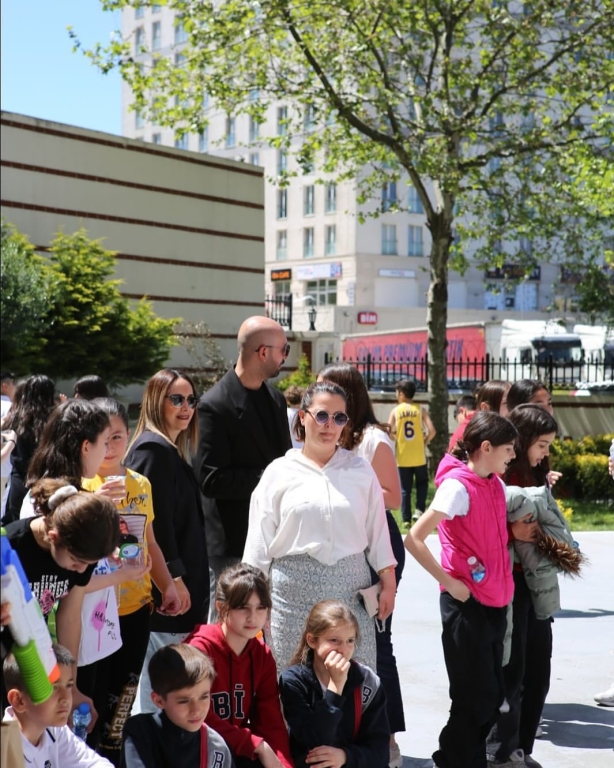 Bilimle Dolu Bir Gün! Ortaokul öğrencilerimizle gerçekleştirdiğimiz bilim şenliğinde; deneyler, matematik etkinlikleri, geri dönüşüm defilesi ve Türkçe kelime çarklarıyla dolu dolu bir gün geçirdik. Öğrencilerimizin merakı ve yaratıcılığıyla bilim, eğlenceyle buluştu. Geleceğin bilim insanları, matematikçileri ve çevre dostları burada yetişiyor! #BilimŞenliği #OrtaokulEtkinlikleri #STEM #GeriDönüşüm #KelimeOyunu #EğitimleGeleceğe #BilimleBüyüyoruz görseli 28