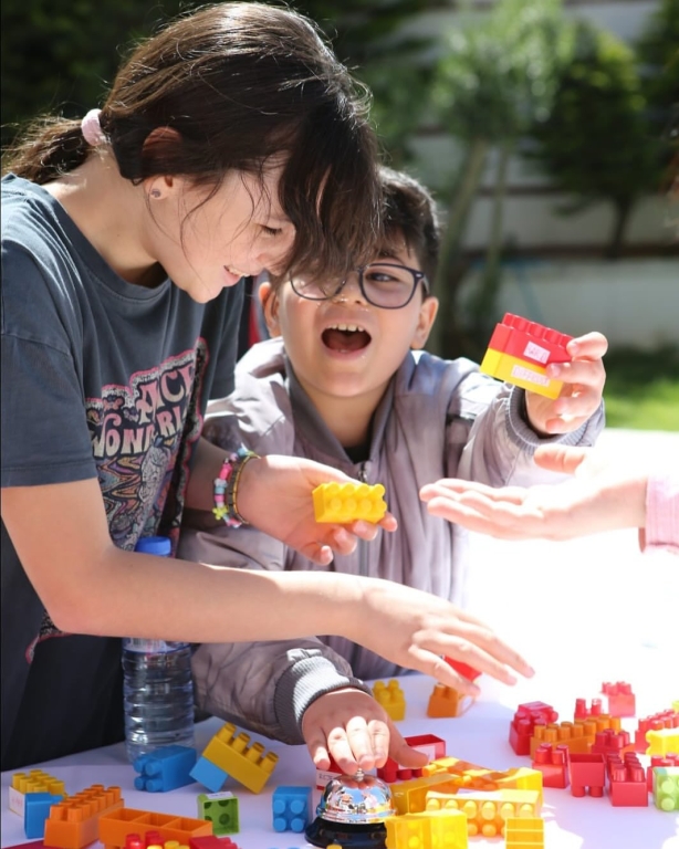 Bilimle Dolu Bir Gün! Ortaokul öğrencilerimizle gerçekleştirdiğimiz bilim şenliğinde; deneyler, matematik etkinlikleri, geri dönüşüm defilesi ve Türkçe kelime çarklarıyla dolu dolu bir gün geçirdik. Öğrencilerimizin merakı ve yaratıcılığıyla bilim, eğlenceyle buluştu. Geleceğin bilim insanları, matematikçileri ve çevre dostları burada yetişiyor! #BilimŞenliği #OrtaokulEtkinlikleri #STEM #GeriDönüşüm #KelimeOyunu #EğitimleGeleceğe #BilimleBüyüyoruz görseli 29