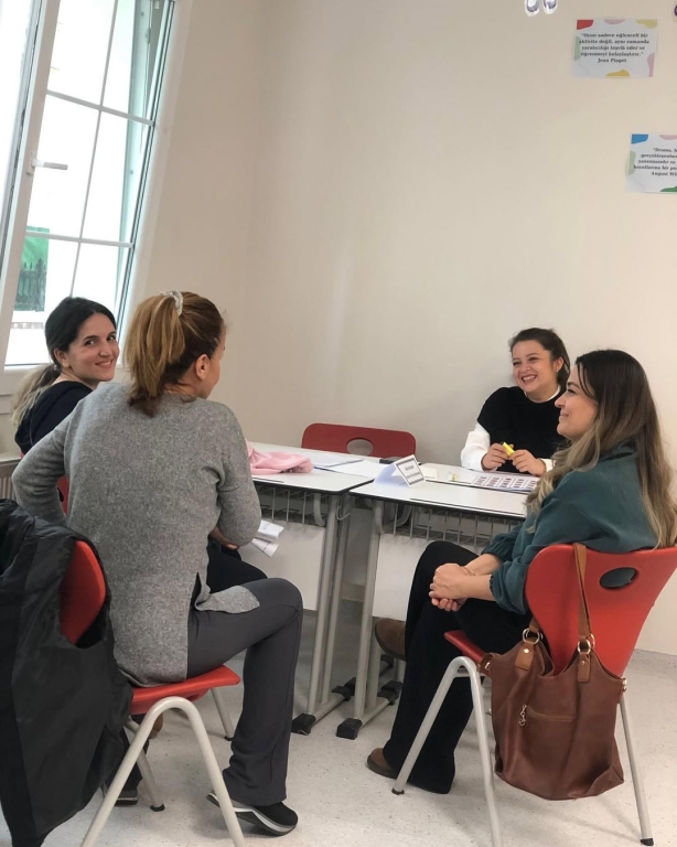 Beylikdüzü Kampüsümüzde İlkokul Veli Toplantımızı Gerçekleştirdik! Bugün velilerimizle bir araya gelerek öğrencilerimizin akademik ve sosyal gelişim süreçlerini değerlendirdiğimiz verimli bir toplantı gerçekleştirdik. Eğitimde aile-okul iş birliğinin gücüne inanıyor, her öğrencimizin potansiyelini en iyi şekilde ortaya çıkarabilmesi için birlikte yol alıyoruz. Katılım sağlayan tüm velilerimize teşekkür ederiz. görseli 2