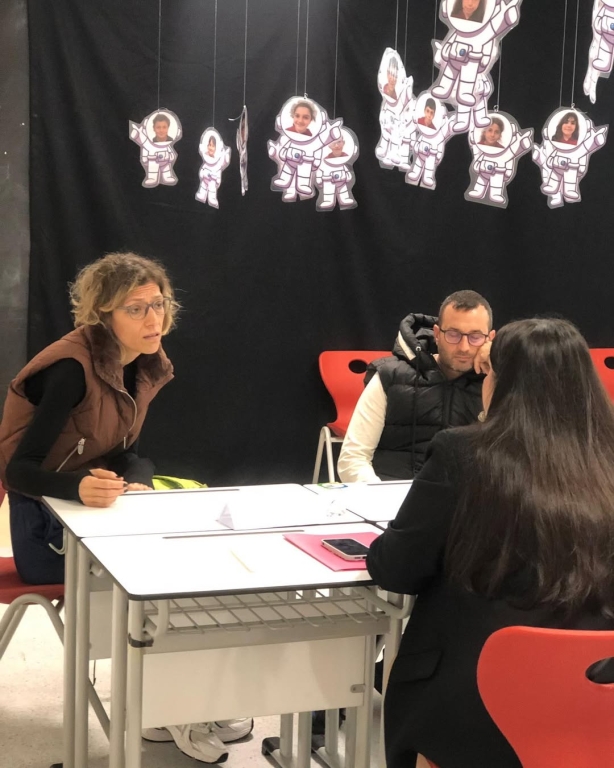 Beylikdüzü Kampüsümüzde İlkokul Veli Toplantımızı Gerçekleştirdik! Bugün velilerimizle bir araya gelerek öğrencilerimizin akademik ve sosyal gelişim süreçlerini değerlendirdiğimiz verimli bir toplantı gerçekleştirdik. Eğitimde aile-okul iş birliğinin gücüne inanıyor, her öğrencimizin potansiyelini en iyi şekilde ortaya çıkarabilmesi için birlikte yol alıyoruz. Katılım sağlayan tüm velilerimize teşekkür ederiz. görseli 3