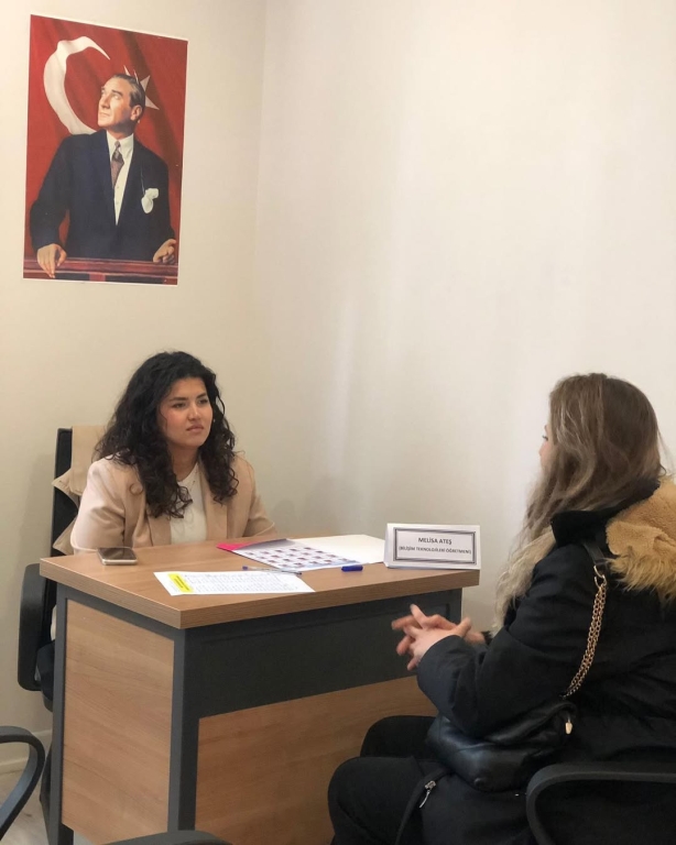 Beylikdüzü Kampüsümüzde İlkokul Veli Toplantımızı Gerçekleştirdik! Bugün velilerimizle bir araya gelerek öğrencilerimizin akademik ve sosyal gelişim süreçlerini değerlendirdiğimiz verimli bir toplantı gerçekleştirdik. Eğitimde aile-okul iş birliğinin gücüne inanıyor, her öğrencimizin potansiyelini en iyi şekilde ortaya çıkarabilmesi için birlikte yol alıyoruz. Katılım sağlayan tüm velilerimize teşekkür ederiz. görseli 7