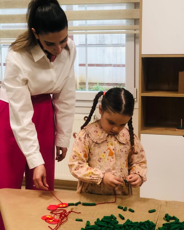 Portfolyo sunumlarımızda öğrencilerimiz hem öğrendiklerini paylaştı hem de özgüvenlerini sergiledi. Her biri ayrı bir yolculuk, ayrı bir hikâye… Velilerimizin gözlerindeki gurur, çocuklarımızın kalplerindeki heyecanla buluştu. Birlikte öğrendik, birlikte büyüdük. Bu özel günü bizimle paylaşan tüm velilerimize teşekkür ederiz. görseli 6