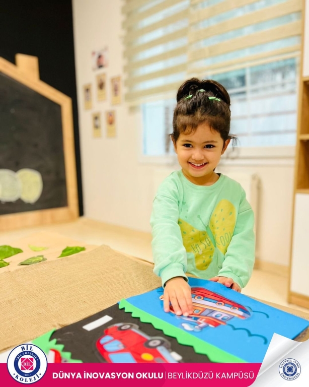 Portfolyo sunumlarımızda öğrencilerimiz hem öğrendiklerini paylaştı hem de özgüvenlerini sergiledi. Her biri ayrı bir yolculuk, ayrı bir hikâye… Velilerimizin gözlerindeki gurur, çocuklarımızın kalplerindeki heyecanla buluştu. Birlikte öğrendik, birlikte büyüdük. Bu özel günü bizimle paylaşan tüm velilerimize teşekkür ederiz. görseli 9