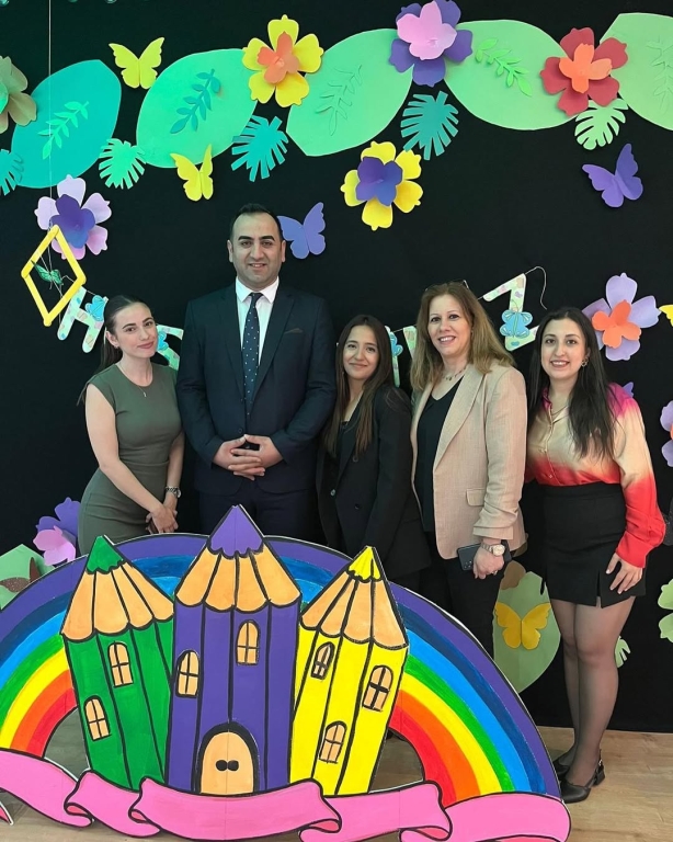 Portfolyo sunumlarımızda öğrencilerimiz hem öğrendiklerini paylaştı hem de özgüvenlerini sergiledi. Her biri ayrı bir yolculuk, ayrı bir hikâye… Velilerimizin gözlerindeki gurur, çocuklarımızın kalplerindeki heyecanla buluştu. Birlikte öğrendik, birlikte büyüdük. Bu özel günü bizimle paylaşan tüm velilerimize teşekkür ederiz. görseli 10