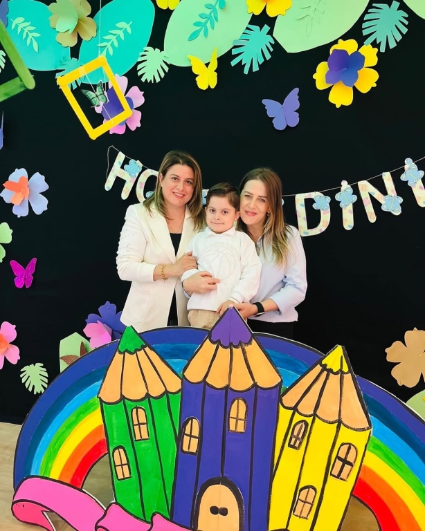 Portfolyo sunumlarımızda öğrencilerimiz hem öğrendiklerini paylaştı hem de özgüvenlerini sergiledi. Her biri ayrı bir yolculuk, ayrı bir hikâye… Velilerimizin gözlerindeki gurur, çocuklarımızın kalplerindeki heyecanla buluştu. Birlikte öğrendik, birlikte büyüdük. Bu özel günü bizimle paylaşan tüm velilerimize teşekkür ederiz. görseli 22