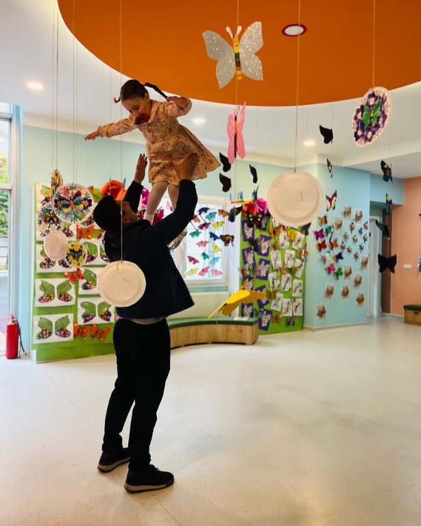 Portfolyo sunumlarımızda öğrencilerimiz hem öğrendiklerini paylaştı hem de özgüvenlerini sergiledi. Her biri ayrı bir yolculuk, ayrı bir hikâye… Velilerimizin gözlerindeki gurur, çocuklarımızın kalplerindeki heyecanla buluştu. Birlikte öğrendik, birlikte büyüdük. Bu özel günü bizimle paylaşan tüm velilerimize teşekkür ederiz. görseli 27