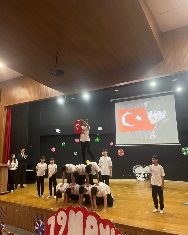 19 Mayıs 1919, bir milletin yeniden doğuşudur. Gazi Mustafa Kemal Atatürk’ün Samsun’a çıkarak başlattığı bağımsızlık mücadelesi, bugün bizlere emanet edilen bir sorumluluğun da adıdır: Geleceği gençler şekillendirecek. Cumhuriyetimizin teminatı olan gençliğimizin azmi, inancı ve kararlılığıyla yarınlara umutla bakıyoruz. Başta Gazi Mustafa Kemal Atatürk ve silah arkadaşları olmak üzere tüm şehit ve gazilerimizi rahmet, minnet ve saygıyla anıyoruz. 19 Mayıs Atatürk’ü Anma, Gençlik ve Spor Bayramımız kutlu olsun. #19Mayıs #AtatürküAnma #GençlikveSporBayramı #GelecekGençlerin görseli 3