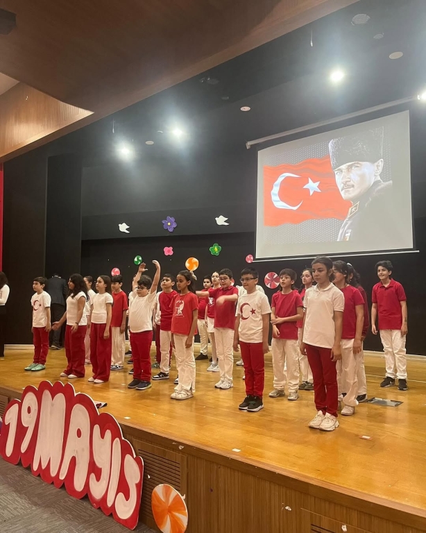 19 Mayıs 1919, bir milletin yeniden doğuşudur. Gazi Mustafa Kemal Atatürk’ün Samsun’a çıkarak başlattığı bağımsızlık mücadelesi, bugün bizlere emanet edilen bir sorumluluğun da adıdır: Geleceği gençler şekillendirecek. Cumhuriyetimizin teminatı olan gençliğimizin azmi, inancı ve kararlılığıyla yarınlara umutla bakıyoruz. Başta Gazi Mustafa Kemal Atatürk ve silah arkadaşları olmak üzere tüm şehit ve gazilerimizi rahmet, minnet ve saygıyla anıyoruz. 19 Mayıs Atatürk’ü Anma, Gençlik ve Spor Bayramımız kutlu olsun. #19Mayıs #AtatürküAnma #GençlikveSporBayramı #GelecekGençlerin görseli 4