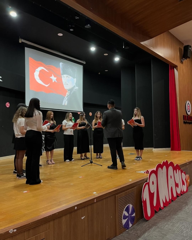 19 Mayıs 1919, bir milletin yeniden doğuşudur. Gazi Mustafa Kemal Atatürk’ün Samsun’a çıkarak başlattığı bağımsızlık mücadelesi, bugün bizlere emanet edilen bir sorumluluğun da adıdır: Geleceği gençler şekillendirecek. Cumhuriyetimizin teminatı olan gençliğimizin azmi, inancı ve kararlılığıyla yarınlara umutla bakıyoruz. Başta Gazi Mustafa Kemal Atatürk ve silah arkadaşları olmak üzere tüm şehit ve gazilerimizi rahmet, minnet ve saygıyla anıyoruz. 19 Mayıs Atatürk’ü Anma, Gençlik ve Spor Bayramımız kutlu olsun. #19Mayıs #AtatürküAnma #GençlikveSporBayramı #GelecekGençlerin görseli 5