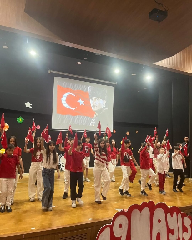 19 Mayıs 1919, bir milletin yeniden doğuşudur. Gazi Mustafa Kemal Atatürk’ün Samsun’a çıkarak başlattığı bağımsızlık mücadelesi, bugün bizlere emanet edilen bir sorumluluğun da adıdır: Geleceği gençler şekillendirecek. Cumhuriyetimizin teminatı olan gençliğimizin azmi, inancı ve kararlılığıyla yarınlara umutla bakıyoruz. Başta Gazi Mustafa Kemal Atatürk ve silah arkadaşları olmak üzere tüm şehit ve gazilerimizi rahmet, minnet ve saygıyla anıyoruz. 19 Mayıs Atatürk’ü Anma, Gençlik ve Spor Bayramımız kutlu olsun. #19Mayıs #AtatürküAnma #GençlikveSporBayramı #GelecekGençlerin görseli 6