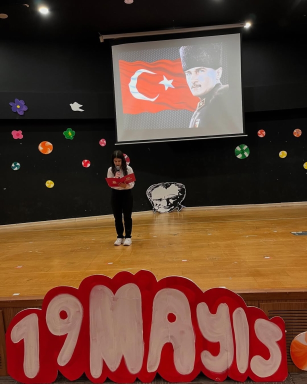19 Mayıs 1919, bir milletin yeniden doğuşudur. Gazi Mustafa Kemal Atatürk’ün Samsun’a çıkarak başlattığı bağımsızlık mücadelesi, bugün bizlere emanet edilen bir sorumluluğun da adıdır: Geleceği gençler şekillendirecek. Cumhuriyetimizin teminatı olan gençliğimizin azmi, inancı ve kararlılığıyla yarınlara umutla bakıyoruz. Başta Gazi Mustafa Kemal Atatürk ve silah arkadaşları olmak üzere tüm şehit ve gazilerimizi rahmet, minnet ve saygıyla anıyoruz. 19 Mayıs Atatürk’ü Anma, Gençlik ve Spor Bayramımız kutlu olsun. #19Mayıs #AtatürküAnma #GençlikveSporBayramı #GelecekGençlerin görseli 8