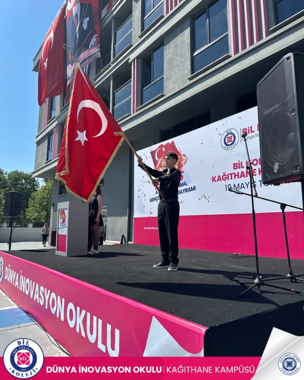 19 Mayıs Coşkusu Kağıthane Bil Koleji’nde Bugün, Gazi Mustafa Kemal Atatürk’ün gençliğe armağan ettiği bu anlamlı günü öğrencilerimizle birlikte coşku ve gurur içinde kutladık. Gençliğin azmini, umudunu ve enerjisini yansıttığımız etkinliğimizde; spor gösterilerinden şiirlere, müzik dinletilerinden zeybek oyununa kadar dopdolu bir programla 19 Mayıs’ı yaşadık. Başta Gazi Mustafa Kemal Atatürk olmak üzere tüm kahramanlarımızı minnetle anıyoruz. Nice 19 Mayıs’lara, gençliğin aydınlık yolunda birlikte yürümeye devam. @kagithane_mem @kagithanekaymakamlik @kagithanebeltr @mustafahosyigit @erten.niyazi @mevlutoztekin34 @canerkaya.ck @fatih.celik.75 #19Mayıs #AtatürkÜAnmaGençlikVeSporBayramı