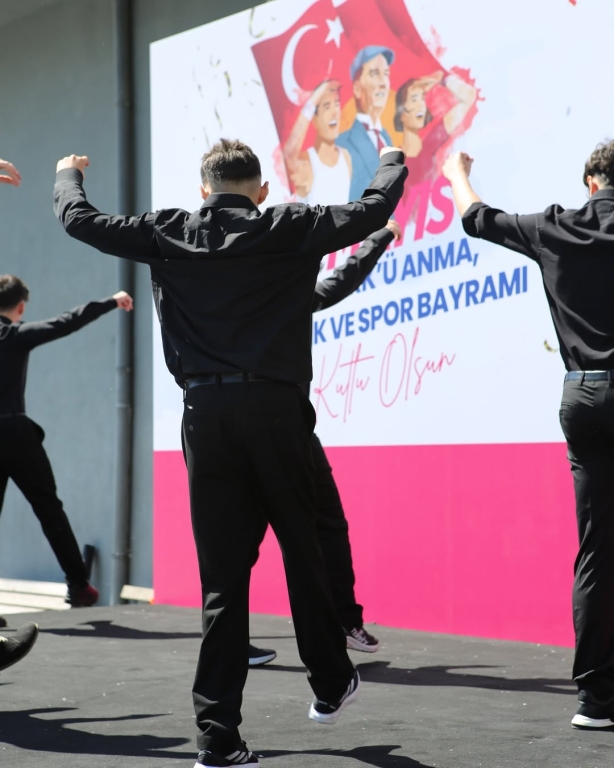 19 Mayıs Coşkusu Kağıthane Bil Koleji’nde Bugün, Gazi Mustafa Kemal Atatürk’ün gençliğe armağan ettiği bu anlamlı günü öğrencilerimizle birlikte coşku ve gurur içinde kutladık. Gençliğin azmini, umudunu ve enerjisini yansıttığımız etkinliğimizde; spor gösterilerinden şiirlere, müzik dinletilerinden zeybek oyununa kadar dopdolu bir programla 19 Mayıs’ı yaşadık. Başta Gazi Mustafa Kemal Atatürk olmak üzere tüm kahramanlarımızı minnetle anıyoruz. Nice 19 Mayıs’lara, gençliğin aydınlık yolunda birlikte yürümeye devam. @kagithane_mem @kagithanekaymakamlik @kagithanebeltr @mustafahosyigit @erten.niyazi @mevlutoztekin34 @canerkaya.ck @fatih.celik.75 #19Mayıs #AtatürkÜAnmaGençlikVeSporBayramı görseli 5
