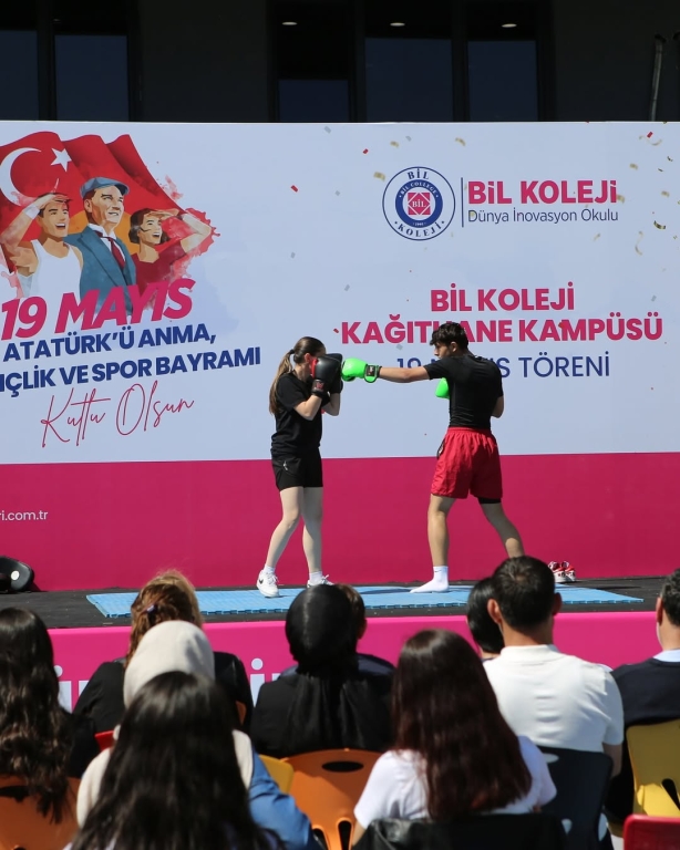19 Mayıs Coşkusu Kağıthane Bil Koleji’nde Bugün, Gazi Mustafa Kemal Atatürk’ün gençliğe armağan ettiği bu anlamlı günü öğrencilerimizle birlikte coşku ve gurur içinde kutladık. Gençliğin azmini, umudunu ve enerjisini yansıttığımız etkinliğimizde; spor gösterilerinden şiirlere, müzik dinletilerinden zeybek oyununa kadar dopdolu bir programla 19 Mayıs’ı yaşadık. Başta Gazi Mustafa Kemal Atatürk olmak üzere tüm kahramanlarımızı minnetle anıyoruz. Nice 19 Mayıs’lara, gençliğin aydınlık yolunda birlikte yürümeye devam. @kagithane_mem @kagithanekaymakamlik @kagithanebeltr @mustafahosyigit @erten.niyazi @mevlutoztekin34 @canerkaya.ck @fatih.celik.75 #19Mayıs #AtatürkÜAnmaGençlikVeSporBayramı görseli 7