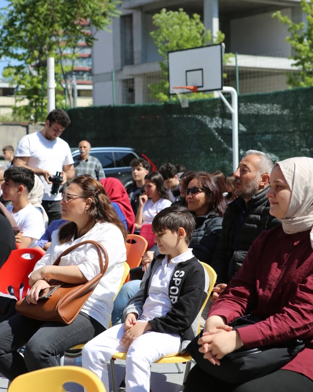 19 Mayıs Coşkusu Kağıthane Bil Koleji’nde Bugün, Gazi Mustafa Kemal Atatürk’ün gençliğe armağan ettiği bu anlamlı günü öğrencilerimizle birlikte coşku ve gurur içinde kutladık. Gençliğin azmini, umudunu ve enerjisini yansıttığımız etkinliğimizde; spor gösterilerinden şiirlere, müzik dinletilerinden zeybek oyununa kadar dopdolu bir programla 19 Mayıs’ı yaşadık. Başta Gazi Mustafa Kemal Atatürk olmak üzere tüm kahramanlarımızı minnetle anıyoruz. Nice 19 Mayıs’lara, gençliğin aydınlık yolunda birlikte yürümeye devam. @kagithane_mem @kagithanekaymakamlik @kagithanebeltr @mustafahosyigit @erten.niyazi @mevlutoztekin34 @canerkaya.ck @fatih.celik.75 #19Mayıs #AtatürkÜAnmaGençlikVeSporBayramı görseli 14