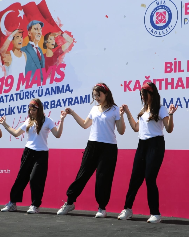 19 Mayıs Coşkusu Kağıthane Bil Koleji’nde Bugün, Gazi Mustafa Kemal Atatürk’ün gençliğe armağan ettiği bu anlamlı günü öğrencilerimizle birlikte coşku ve gurur içinde kutladık. Gençliğin azmini, umudunu ve enerjisini yansıttığımız etkinliğimizde; spor gösterilerinden şiirlere, müzik dinletilerinden zeybek oyununa kadar dopdolu bir programla 19 Mayıs’ı yaşadık. Başta Gazi Mustafa Kemal Atatürk olmak üzere tüm kahramanlarımızı minnetle anıyoruz. Nice 19 Mayıs’lara, gençliğin aydınlık yolunda birlikte yürümeye devam. @kagithane_mem @kagithanekaymakamlik @kagithanebeltr @mustafahosyigit @erten.niyazi @mevlutoztekin34 @canerkaya.ck @fatih.celik.75 #19Mayıs #AtatürkÜAnmaGençlikVeSporBayramı görseli 21