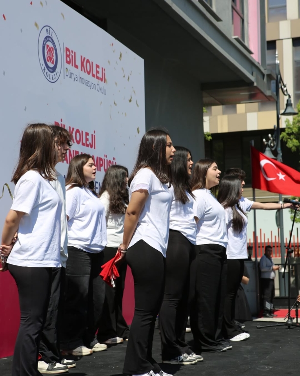 19 Mayıs Coşkusu Kağıthane Bil Koleji’nde Bugün, Gazi Mustafa Kemal Atatürk’ün gençliğe armağan ettiği bu anlamlı günü öğrencilerimizle birlikte coşku ve gurur içinde kutladık. Gençliğin azmini, umudunu ve enerjisini yansıttığımız etkinliğimizde; spor gösterilerinden şiirlere, müzik dinletilerinden zeybek oyununa kadar dopdolu bir programla 19 Mayıs’ı yaşadık. Başta Gazi Mustafa Kemal Atatürk olmak üzere tüm kahramanlarımızı minnetle anıyoruz. Nice 19 Mayıs’lara, gençliğin aydınlık yolunda birlikte yürümeye devam. @kagithane_mem @kagithanekaymakamlik @kagithanebeltr @mustafahosyigit @erten.niyazi @mevlutoztekin34 @canerkaya.ck @fatih.celik.75 #19Mayıs #AtatürkÜAnmaGençlikVeSporBayramı görseli 24