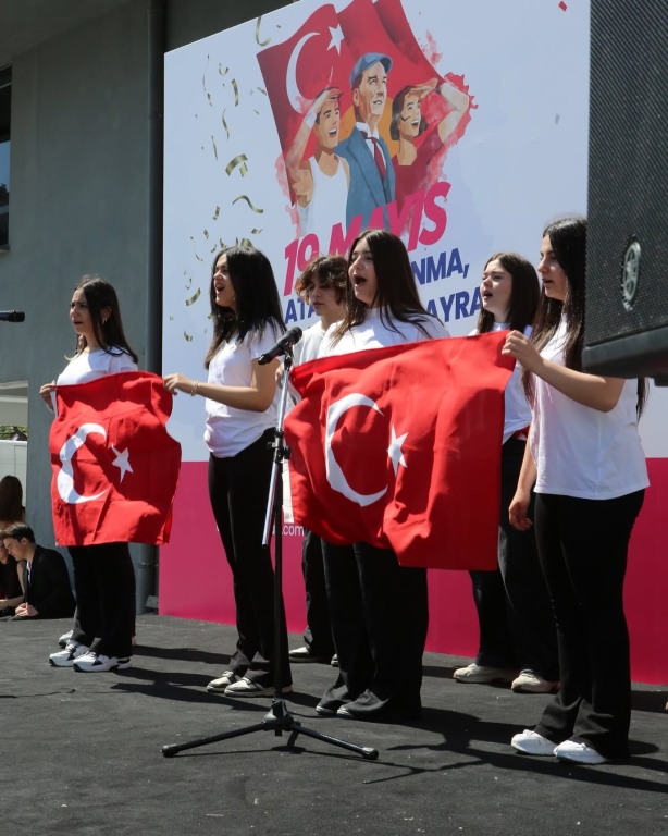 19 Mayıs Coşkusu Kağıthane Bil Koleji’nde Bugün, Gazi Mustafa Kemal Atatürk’ün gençliğe armağan ettiği bu anlamlı günü öğrencilerimizle birlikte coşku ve gurur içinde kutladık. Gençliğin azmini, umudunu ve enerjisini yansıttığımız etkinliğimizde; spor gösterilerinden şiirlere, müzik dinletilerinden zeybek oyununa kadar dopdolu bir programla 19 Mayıs’ı yaşadık. Başta Gazi Mustafa Kemal Atatürk olmak üzere tüm kahramanlarımızı minnetle anıyoruz. Nice 19 Mayıs’lara, gençliğin aydınlık yolunda birlikte yürümeye devam. @kagithane_mem @kagithanekaymakamlik @kagithanebeltr @mustafahosyigit @erten.niyazi @mevlutoztekin34 @canerkaya.ck @fatih.celik.75 #19Mayıs #AtatürkÜAnmaGençlikVeSporBayramı görseli 25