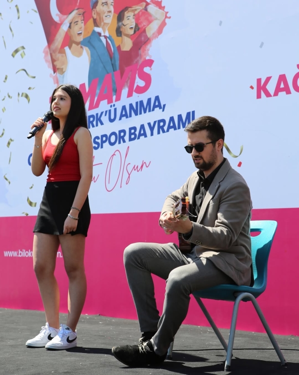 19 Mayıs Coşkusu Kağıthane Bil Koleji’nde Bugün, Gazi Mustafa Kemal Atatürk’ün gençliğe armağan ettiği bu anlamlı günü öğrencilerimizle birlikte coşku ve gurur içinde kutladık. Gençliğin azmini, umudunu ve enerjisini yansıttığımız etkinliğimizde; spor gösterilerinden şiirlere, müzik dinletilerinden zeybek oyununa kadar dopdolu bir programla 19 Mayıs’ı yaşadık. Başta Gazi Mustafa Kemal Atatürk olmak üzere tüm kahramanlarımızı minnetle anıyoruz. Nice 19 Mayıs’lara, gençliğin aydınlık yolunda birlikte yürümeye devam. @kagithane_mem @kagithanekaymakamlik @kagithanebeltr @mustafahosyigit @erten.niyazi @mevlutoztekin34 @canerkaya.ck @fatih.celik.75 #19Mayıs #AtatürkÜAnmaGençlikVeSporBayramı görseli 26