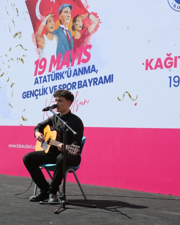 19 Mayıs Coşkusu Kağıthane Bil Koleji’nde Bugün, Gazi Mustafa Kemal Atatürk’ün gençliğe armağan ettiği bu anlamlı günü öğrencilerimizle birlikte coşku ve gurur içinde kutladık. Gençliğin azmini, umudunu ve enerjisini yansıttığımız etkinliğimizde; spor gösterilerinden şiirlere, müzik dinletilerinden zeybek oyununa kadar dopdolu bir programla 19 Mayıs’ı yaşadık. Başta Gazi Mustafa Kemal Atatürk olmak üzere tüm kahramanlarımızı minnetle anıyoruz. Nice 19 Mayıs’lara, gençliğin aydınlık yolunda birlikte yürümeye devam. @kagithane_mem @kagithanekaymakamlik @kagithanebeltr @mustafahosyigit @erten.niyazi @mevlutoztekin34 @canerkaya.ck @fatih.celik.75 #19Mayıs #AtatürkÜAnmaGençlikVeSporBayramı görseli 28