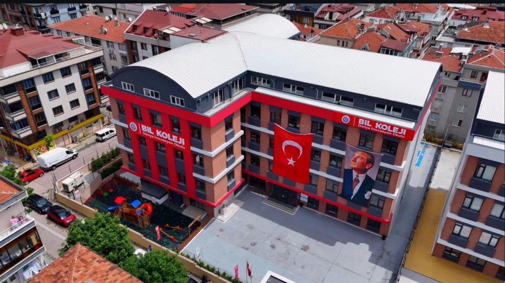 Avcılar Bil Koleji’nde Yeni Dönemin Heyecanı Şimdiden İçimizde! Sınıflarımız renkleniyor, koridorlarımız çocuk sesleriyle şenleniyor… Anaokulu ve ilkokul kademelerinde tüm hazırlıklarımızı tamamladık; şimdi minik adımlarla atılan büyük hayallere “merhaba” deme zamanı! Her öğrencimizle birlikte yeni keşiflere, dostluklara ve öğrenme yolculuklarına çıkmaya hazırız. Birlikte gülecek, birlikte öğrenecek, birlikte büyüyeceğiz. Hep birlikte daha güzel bir geleceğe, umutla ve sevgiyle adım atıyoruz. Yeni dönem hepimize sağlık, mutluluk ve başarı getirsin!