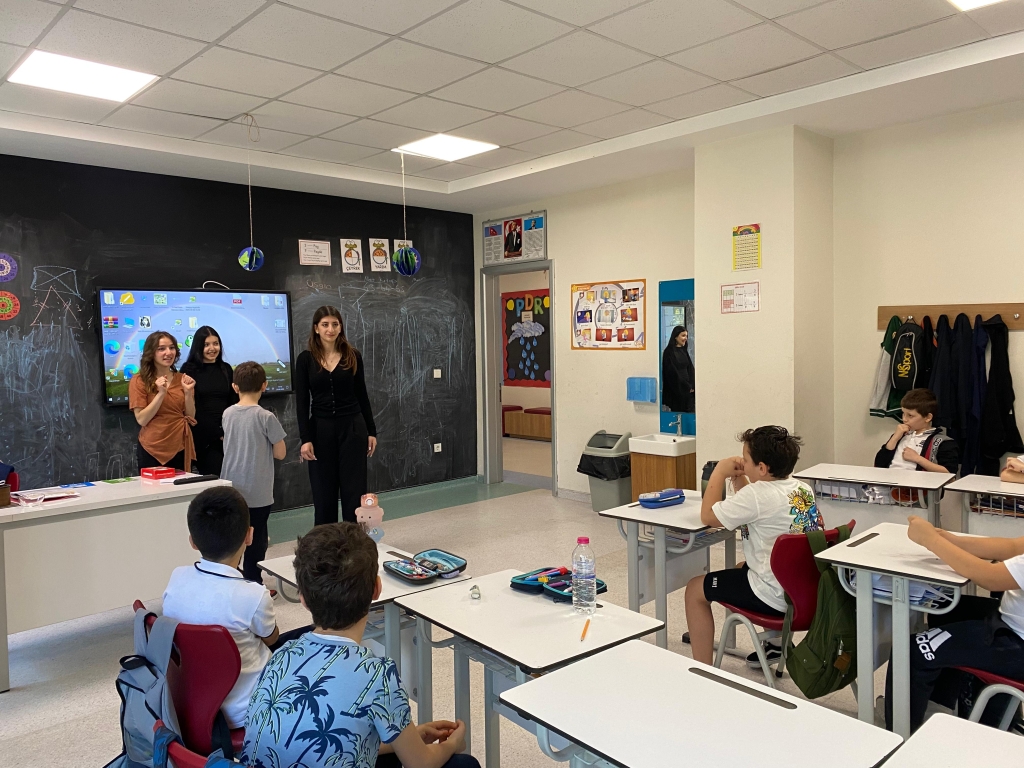 Bugün okulumuza AIESEC gönüllüleri konuk oldu! Öğrencilerimizle birlikte “Dünyanın En Büyük Dersi” kapsamında; • Sürdürülebilir Kalkınma Amaçları, • İklim Eylemi, • Kaynak Verimliliği, • Orman ve Deniz Koruma gibi konular üzerine eğlenceli ve öğretici etkinlikler gerçekleştirdik. Etkinlik boyunca öğrencilerimiz hem küresel sorunlar hakkında bilinçlendi hem de çözüm üretmenin ne kadar değerli olduğunu deneyimledi. Çocuklarımızın dünyaya duyarlı bireyler olarak yetişmesinde katkı sağlayan AIESEC gönüllülerine teşekkür ederiz! #Sürdürülebilirlik #AIESEC #EğitimdeFarkındalık #DünyanınEnBüyükDersi #GeleceğiBirlikteİnşaEdiyoruz görseli 2