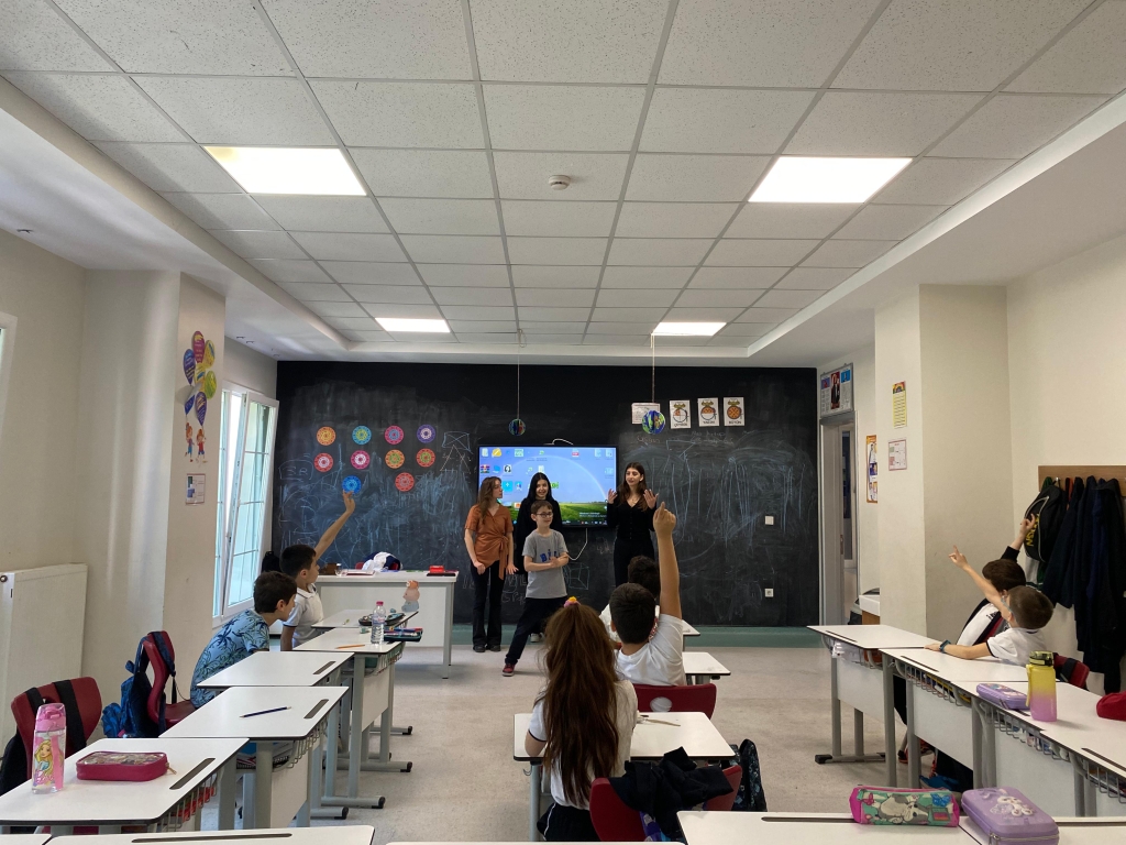 Bugün okulumuza AIESEC gönüllüleri konuk oldu! Öğrencilerimizle birlikte “Dünyanın En Büyük Dersi” kapsamında; • Sürdürülebilir Kalkınma Amaçları, • İklim Eylemi, • Kaynak Verimliliği, • Orman ve Deniz Koruma gibi konular üzerine eğlenceli ve öğretici etkinlikler gerçekleştirdik. Etkinlik boyunca öğrencilerimiz hem küresel sorunlar hakkında bilinçlendi hem de çözüm üretmenin ne kadar değerli olduğunu deneyimledi. Çocuklarımızın dünyaya duyarlı bireyler olarak yetişmesinde katkı sağlayan AIESEC gönüllülerine teşekkür ederiz! #Sürdürülebilirlik #AIESEC #EğitimdeFarkındalık #DünyanınEnBüyükDersi #GeleceğiBirlikteİnşaEdiyoruz görseli 3