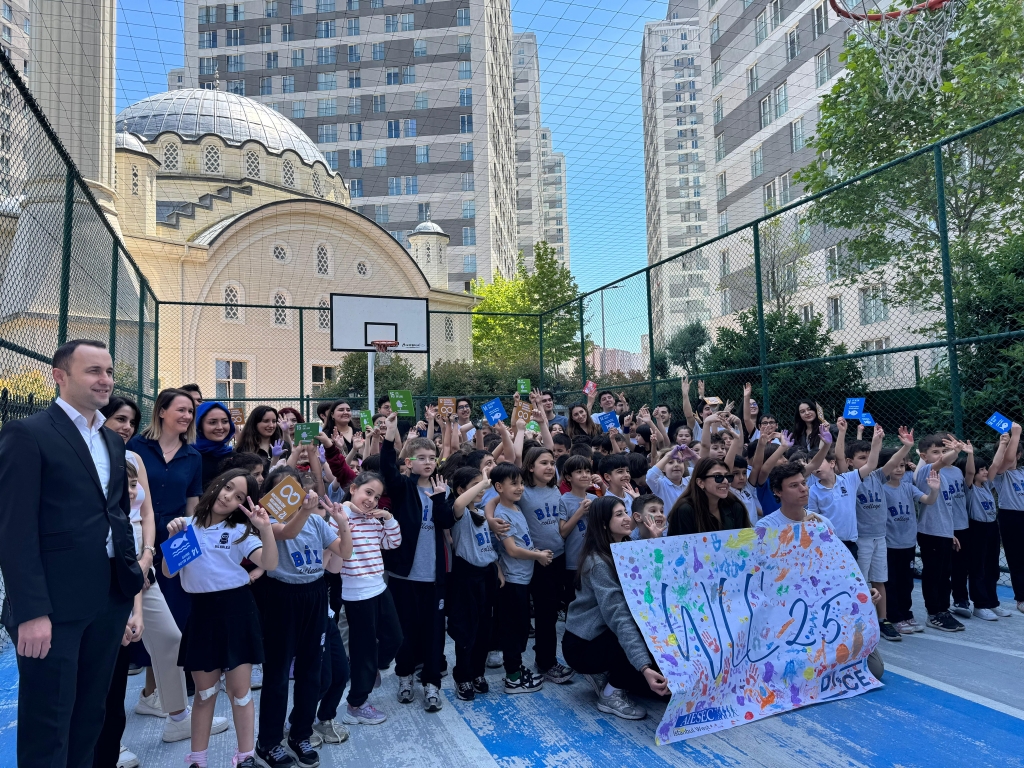 Bugün okulumuza AIESEC gönüllüleri konuk oldu! Öğrencilerimizle birlikte “Dünyanın En Büyük Dersi” kapsamında; • Sürdürülebilir Kalkınma Amaçları, • İklim Eylemi, • Kaynak Verimliliği, • Orman ve Deniz Koruma gibi konular üzerine eğlenceli ve öğretici etkinlikler gerçekleştirdik. Etkinlik boyunca öğrencilerimiz hem küresel sorunlar hakkında bilinçlendi hem de çözüm üretmenin ne kadar değerli olduğunu deneyimledi. Çocuklarımızın dünyaya duyarlı bireyler olarak yetişmesinde katkı sağlayan AIESEC gönüllülerine teşekkür ederiz! #Sürdürülebilirlik #AIESEC #EğitimdeFarkındalık #DünyanınEnBüyükDersi #GeleceğiBirlikteİnşaEdiyoruz görseli 6