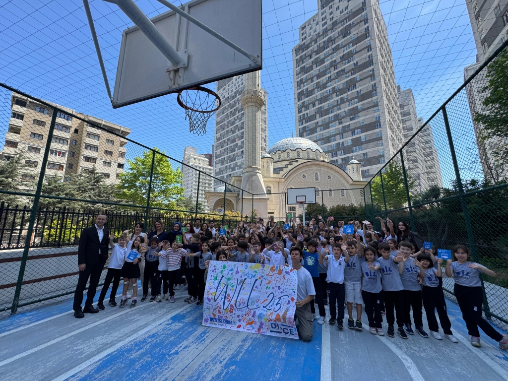 Bugün okulumuza AIESEC gönüllüleri konuk oldu! Öğrencilerimizle birlikte “Dünyanın En Büyük Dersi” kapsamında; • Sürdürülebilir Kalkınma Amaçları, • İklim Eylemi, • Kaynak Verimliliği, • Orman ve Deniz Koruma gibi konular üzerine eğlenceli ve öğretici etkinlikler gerçekleştirdik. Etkinlik boyunca öğrencilerimiz hem küresel sorunlar hakkında bilinçlendi hem de çözüm üretmenin ne kadar değerli olduğunu deneyimledi. Çocuklarımızın dünyaya duyarlı bireyler olarak yetişmesinde katkı sağlayan AIESEC gönüllülerine teşekkür ederiz! #Sürdürülebilirlik #AIESEC #EğitimdeFarkındalık #DünyanınEnBüyükDersi #GeleceğiBirlikteİnşaEdiyoruz görseli 8