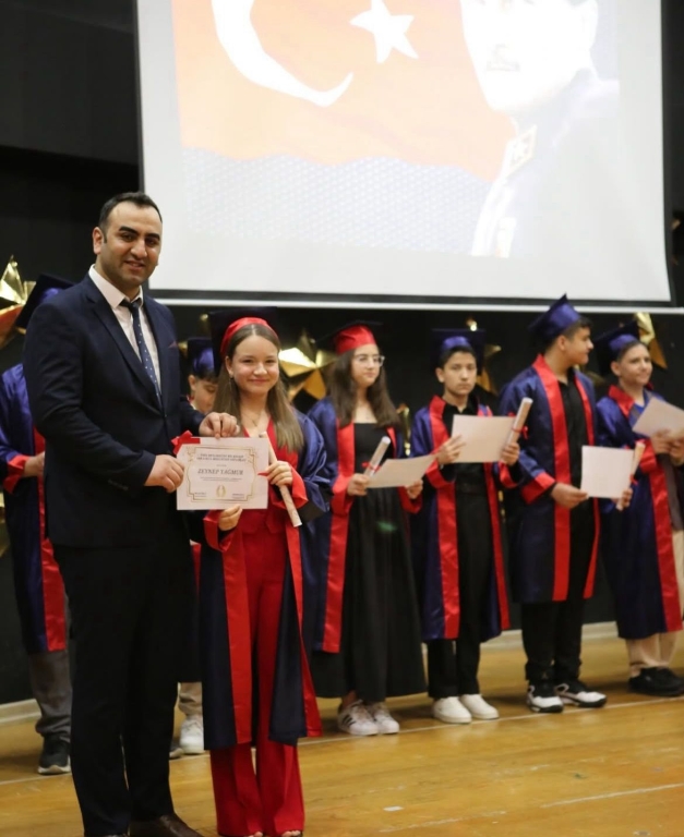 Bugün tarih yazdık! BİL Koleji Beylikdüzü Kampüsü’nün ilk mezunlarıyla mezuniyet coşkusunu doyasıya yaşadık! 8. sınıf öğrencilerimizle gurur duyuyoruz. Sizinle birlikte büyüdük, öğrendik, başardık! Yeni yolculuğunuzda başarılar, kalbimiz hep sizinle!