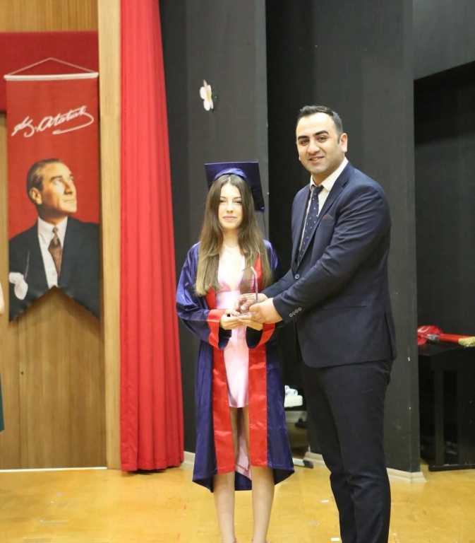 Bugün, emekle örülen yılların ardından öğrencilerimizi yeni başlangıçlara uğurlamanın gururunu ve heyecanını yaşadık. Mezuniyet törenimiz, hem geçmişin bir vedası hem de geleceğe umut dolu bir adım oldu. Başarılarıyla bizleri gururlandıran tüm mezunlarımıza hayat boyu başarılar diliyoruz. Yolunuz açık, şansınız bol olsun. Katılım gösteren tüm ailelere, akademik ve idari kadromuza teşekkür ederiz