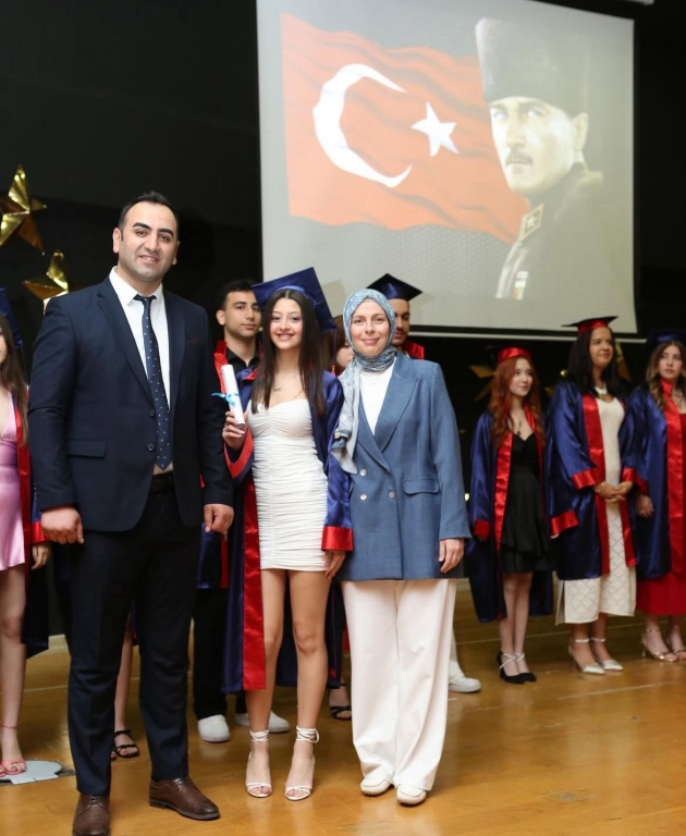 Bugün, emekle örülen yılların ardından öğrencilerimizi yeni başlangıçlara uğurlamanın gururunu ve heyecanını yaşadık. Mezuniyet törenimiz, hem geçmişin bir vedası hem de geleceğe umut dolu bir adım oldu. Başarılarıyla bizleri gururlandıran tüm mezunlarımıza hayat boyu başarılar diliyoruz. Yolunuz açık, şansınız bol olsun. Katılım gösteren tüm ailelere, akademik ve idari kadromuza teşekkür ederiz görseli 2