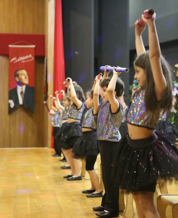 Minik yüreklerin kocaman heyecanıyla sahneye çıktığı, emeğin, sevginin ve özverinin birleştiği muhteşem bir günü geride bıraktık… Öğrencilerimiz; danslarıyla, şarkılarıyla, oyunlarıyla ve sıcacık gülümsemeleriyle bizleri gururlandırdı, yüreklerimizi ısıttı. Bu güzel gösteride emeği geçen tüm öğretmenlerimize, sahne arkasında destek olan ekip arkadaşlarımıza ve her zaman yanımızda olan kıymetli velilerimize sonsuz teşekkür ederiz. Miniklerimizin sahnedeki ışığı, gelecekteki başarılarının habercisi Beylikdüzü Bil Koleji ailesi olarak, çocuklarımızla gurur duyuyoruz! Birlikte nice güzel anılarda buluşmak dileğiyle… görseli 2